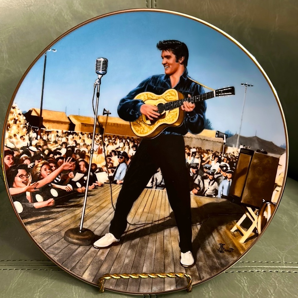 ELVIS PRESLEY Wall Plate “Back in Tupelo, 1956” Elvis Presley Enterprises